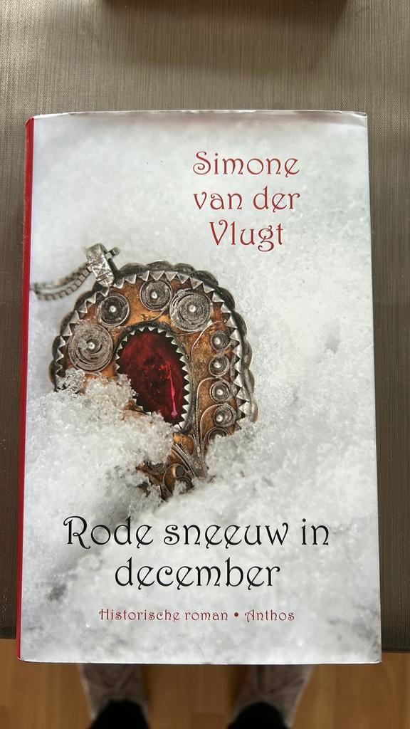 Simone van der Vlugt - Rode sneeuw in december, Boeken, Ophalen of Verzenden, Zo goed als nieuw, Simone van der Vlugt