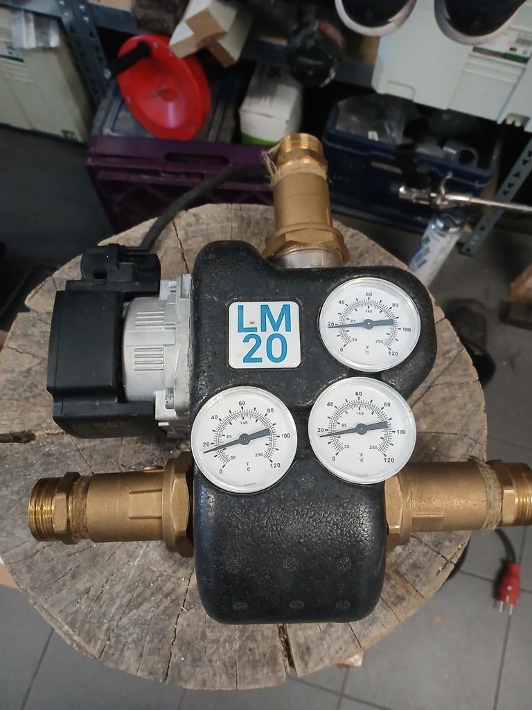 3-traps circulatiepomp CRS25/80-180 van CHM GmbH® Inbouwlengte: 180 mm AG-aansluiting