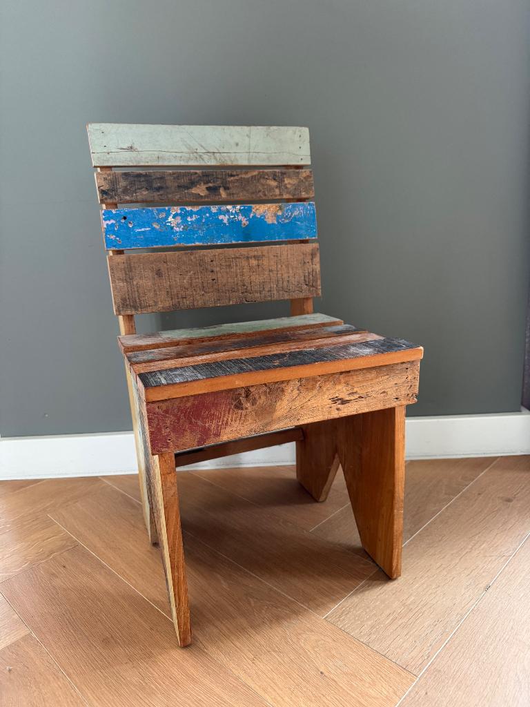 Kinderstoeltje gerecycled hout, Kinderen en Baby's, Kinderkamer | Tafels en Stoelen, Ophalen, Zo goed als nieuw, Stoel(en)