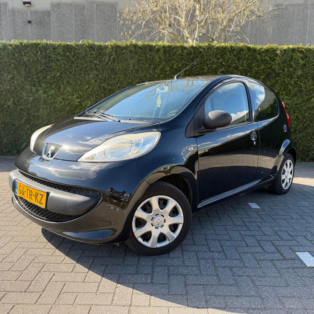 Peugeot 107 1.0 12V 5DR Zwart - Nieuwe APK, Auto's, Voorwielaandrijving, Stof, 4 stoelen, Origineel Nederlands