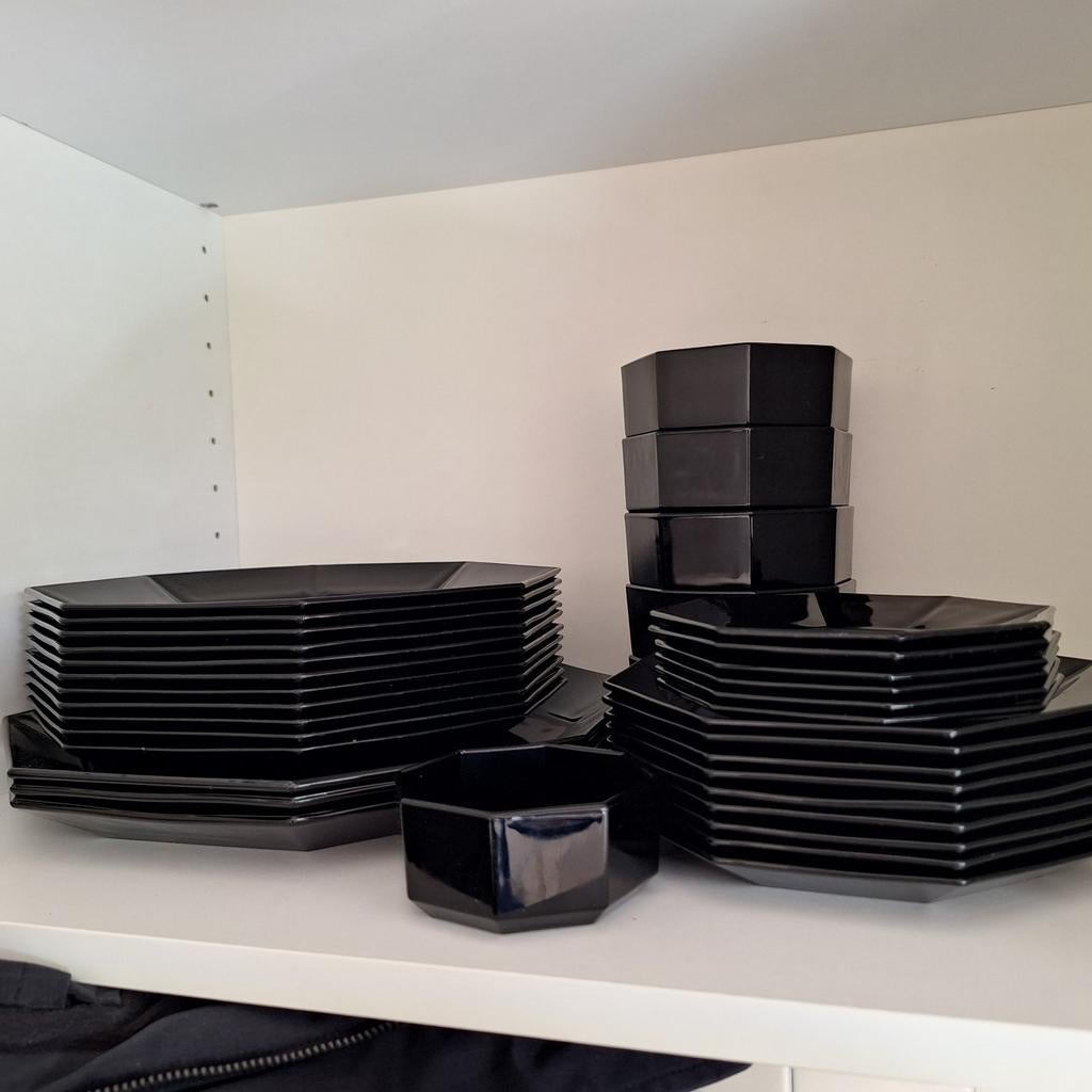 Zwart servies, borden en kommen, Gebruikt, Keramiek, Ophalen of Verzenden, Bord(en)