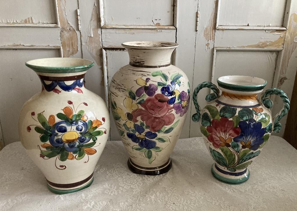 3x Brocante vaas & 1 kan met oor, met bloemen beschilderd, Ophalen of Verzenden
