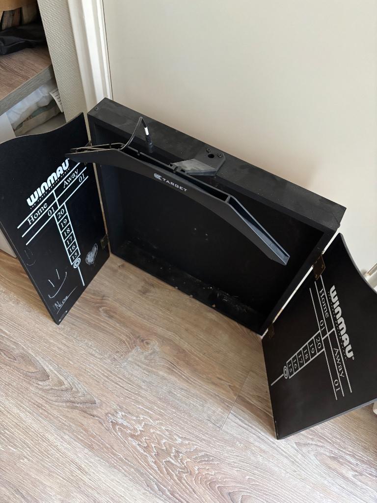 Dartbord van incl cabinet en verlichting, Sport en Fitness, Darts, Ophalen, Gebruikt, Dartbord