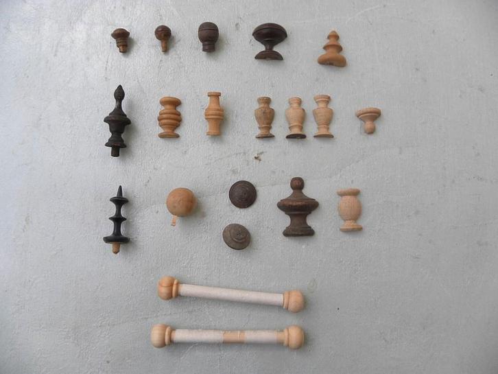 Doosje knopjes, sierornamenten klokken, Antiek en Kunst, Antiek | Klokken, Ophalen of Verzenden