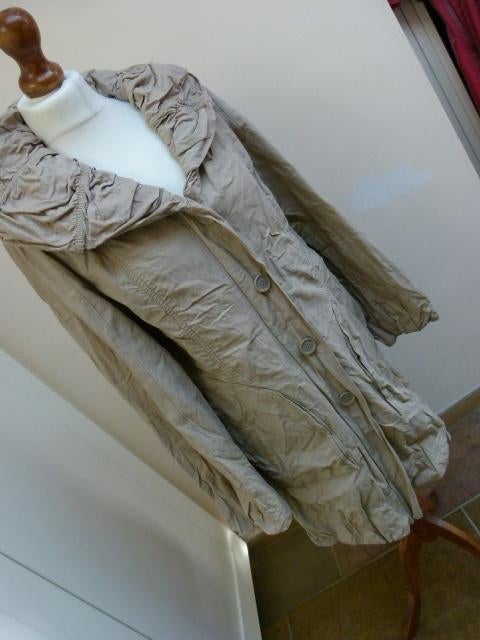 Halflange jas Erich Fend beige maat 38 M, Maat 38/40 (M), Beige, Zo goed als nieuw, Erich Fend
