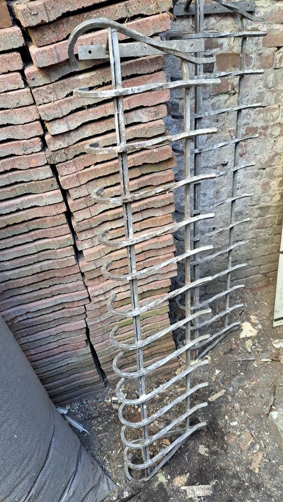 Twee zwarte smeedijzeren hekwerken te koop., Ophalen of Verzenden, IJzer, Sierhekwerk