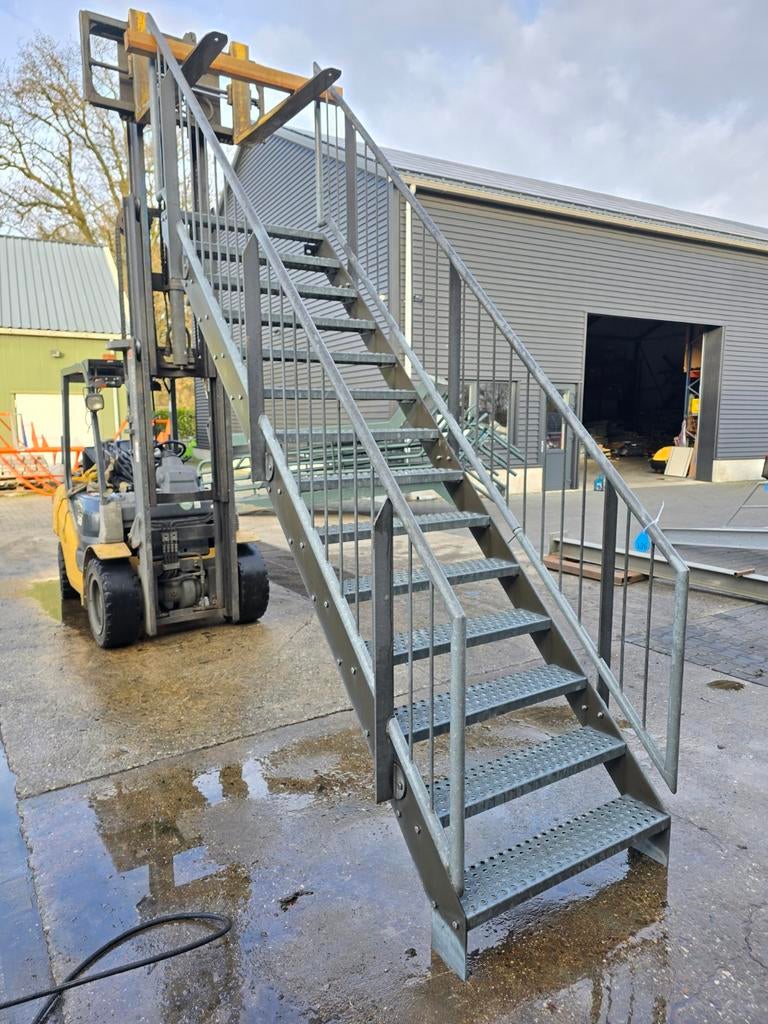 Stalen trap gegalv. Hoog 2,77 mtr. Nob186, Doe-het-zelf en Verbouw, Ladders en Trappen, Ophalen, 2 tot 4 meter
