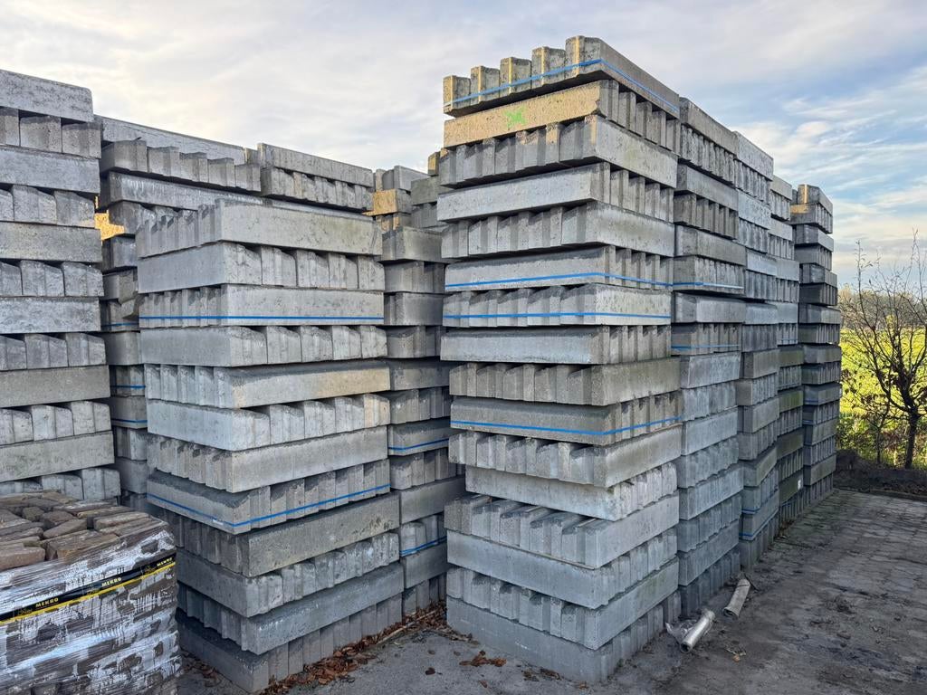 Partij 20x20x100cm overrijdbare opsluitband funderingsband, Ophalen of Verzenden, Nieuw, Beton, Klinkers