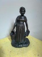 10162) oud beeld  boerin met melk emmer  hoog 21cm gesigneer, Ophalen of Verzenden