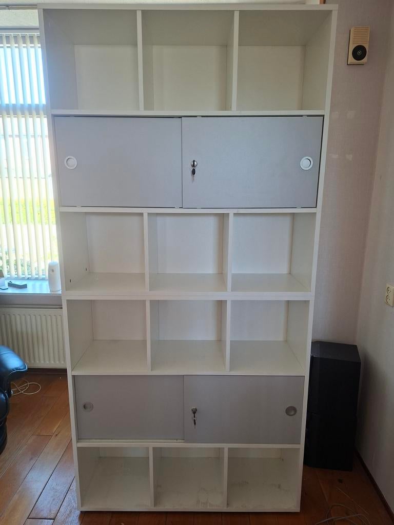 Witte boekenkast met grijze schuifdeuren en slot, Huis en Inrichting, Kasten | Boekenkasten, Overige materialen, 100 tot 150 cm