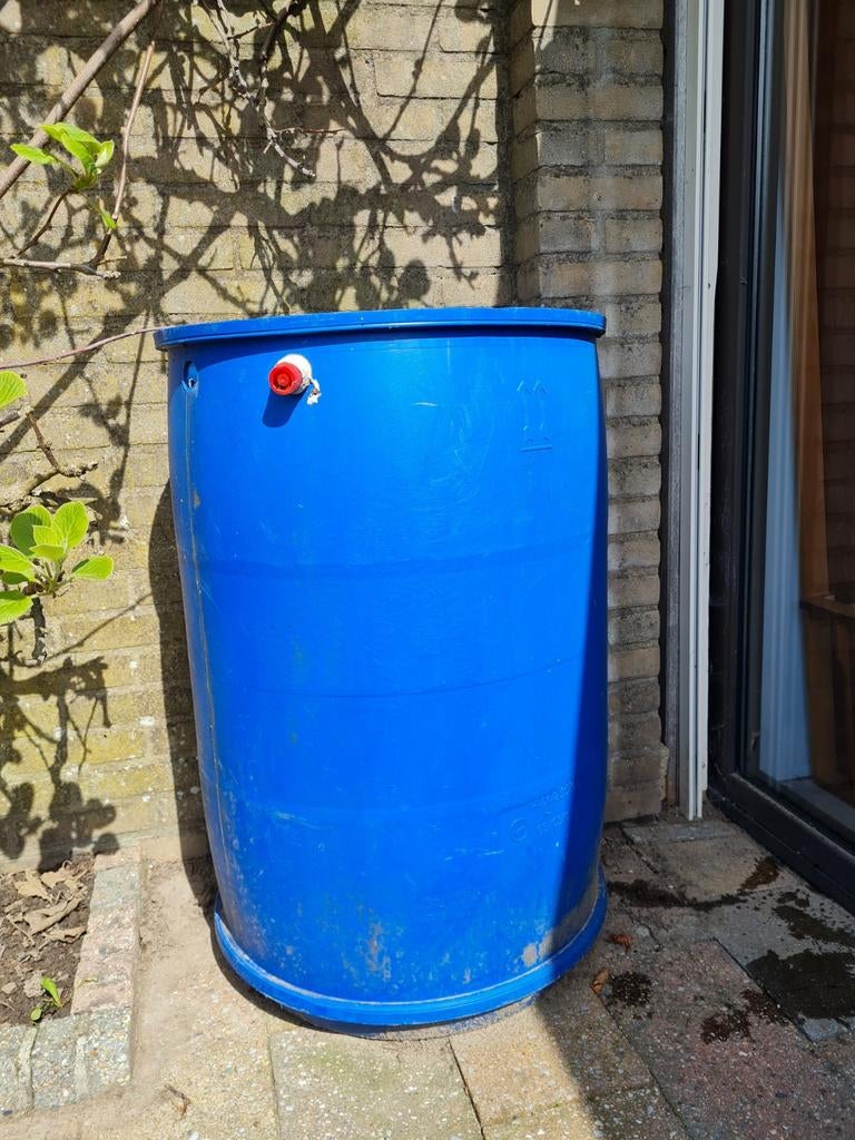 Blauwe regenton - Gebruikt, maar functioneel, Tuin en Terras, Regentonnen, Ophalen, Kunststof, Gebruikt, Met kraantje