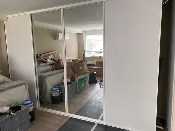 Witte kledingkast met schuifdeuren en spiegel, Huis en Inrichting, Kasten | Kledingkasten, Gebruikt, 200 cm of meer, 200 cm of meer