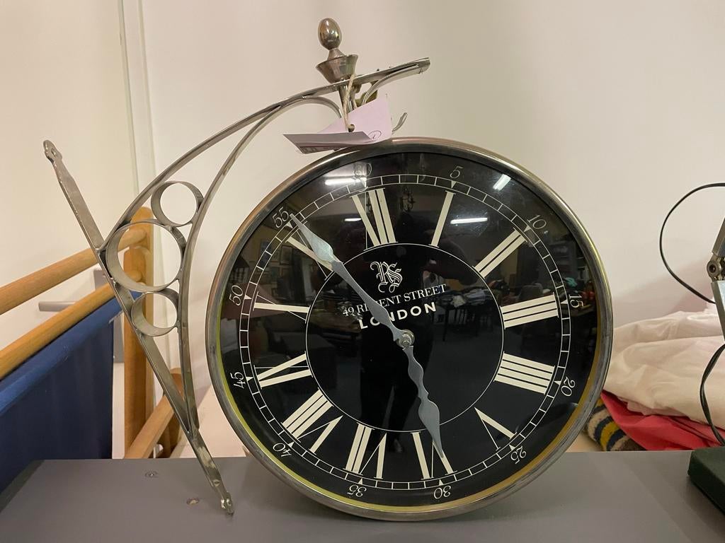 Fraaie wandklok in stationsstijl, Ophalen
