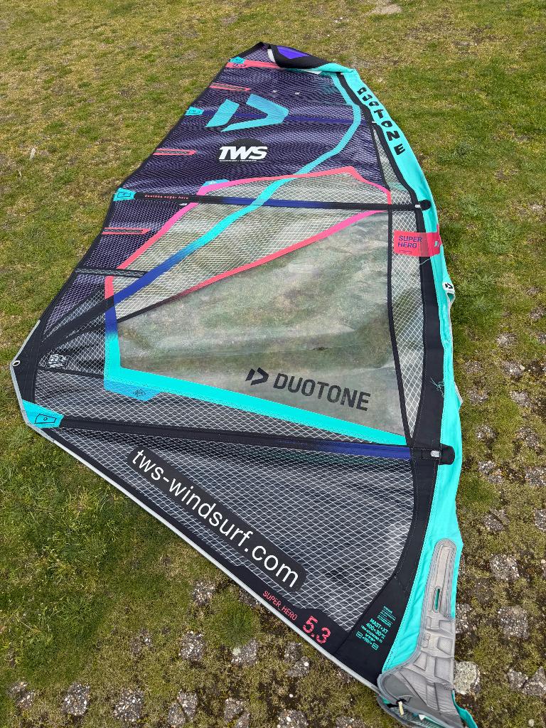 Duotone super Hero 5,3 2022, Watersport en Boten, Windsurfen, Ophalen, Zeil, 5 tot 7 m², Gebruikt