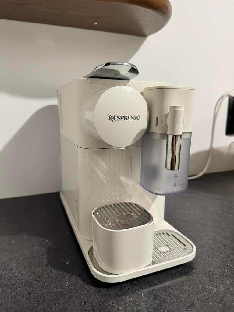Nespresso Lattissima koffiemachine met melkopschuimer – zgan, Ophalen, Koffiepads en cups, Koffiemachine, Zo goed als nieuw