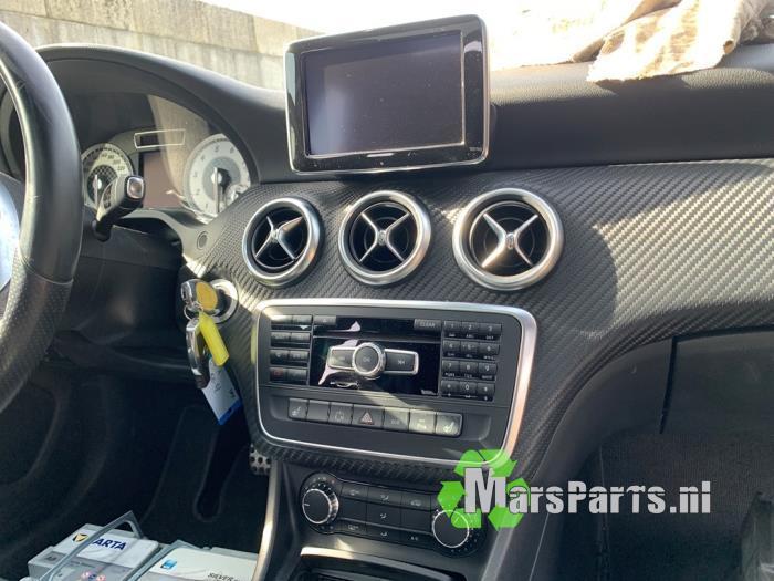Navigatie Display van een Mercedes A-Klasse, Auto-onderdelen, Elektronica en Kabels, Mercedes-Benz, Gebruikt, 3 maanden garantie