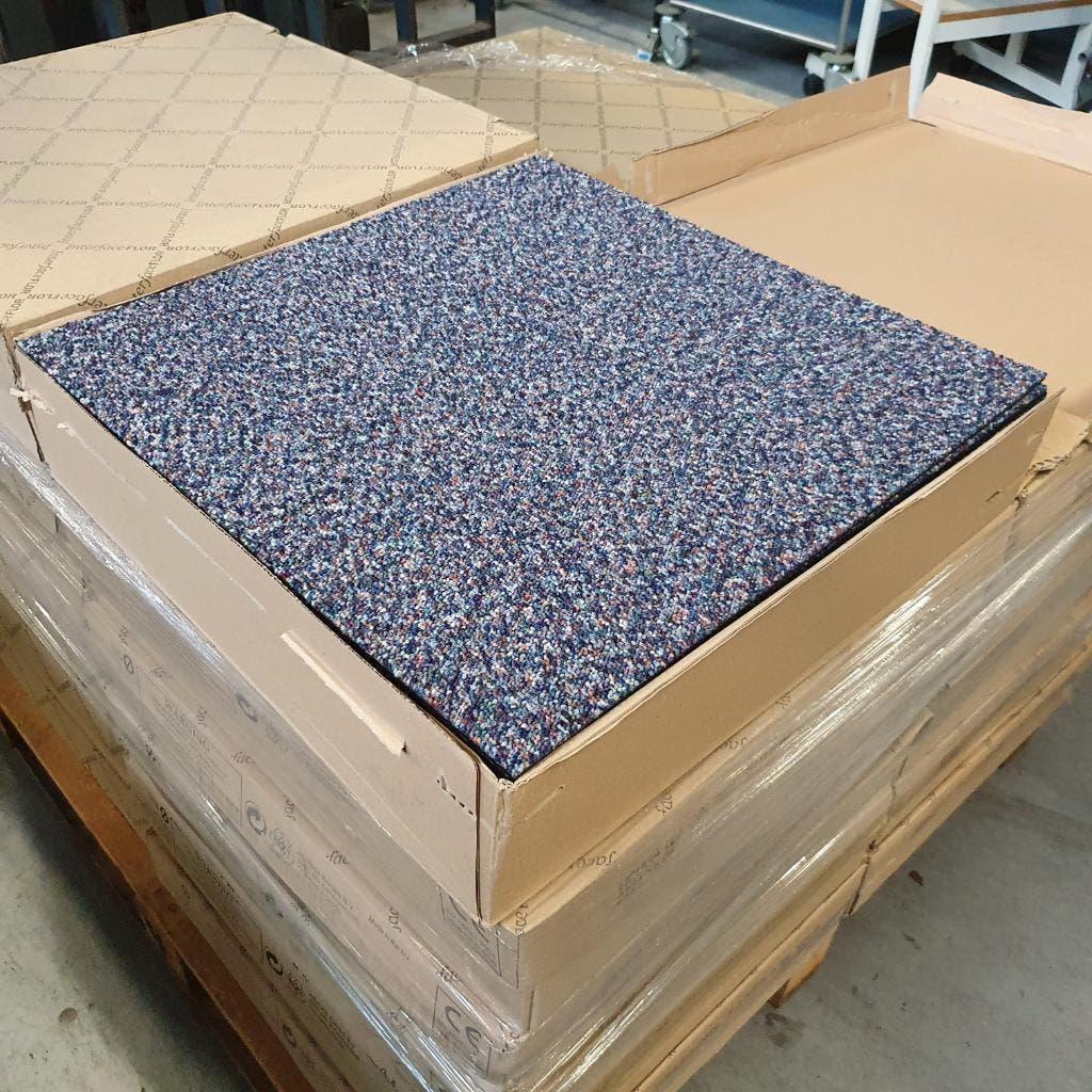 prachtige partij NIEUWE  projectkwaliteit tapijttegels blauw, Ophalen, 75 m² of meer, Nieuw, Grijs
