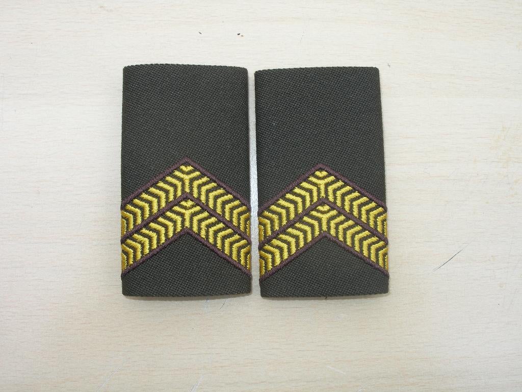 Rangonderscheidingstekens korporaal 1 voor overhemd, Verzamelen, Militaria | Algemeen, Ophalen of Verzenden, Landmacht, Nederland