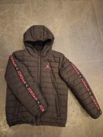 Nike Jordan tussenjas voor 13-15 jaar - Zwart met roze logo, Kinderen en Baby's, Kinderkleding | Overige, Ophalen of Verzenden