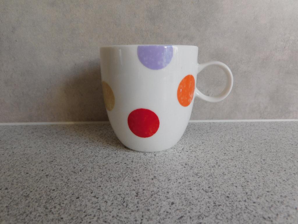 Mok 8x7,5 Stippen Pastel DOTS, Ophalen of Verzenden, Zo goed als nieuw, Overige stijlen, Kop(pen) en/of Schotel(s)