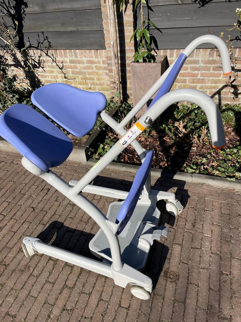 Sara Stedy Arjo transfer hulpmiddel met beweegbare poten, Diversen, Verpleegmiddelen, Ophalen, Zo goed als nieuw