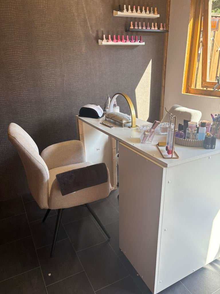 Nageltafel inclusief spullen. Lamp, elektrische nagelvijl, Ophalen of Verzenden, Zo goed als nieuw, Handen en Nagels