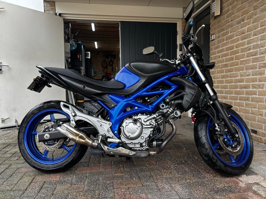 Suzuki Gladius 650cc - Nette staat, weinig kilometers, Handvatverwarming, 2 cilinders, Motorrijbewijs A, Gebruikt