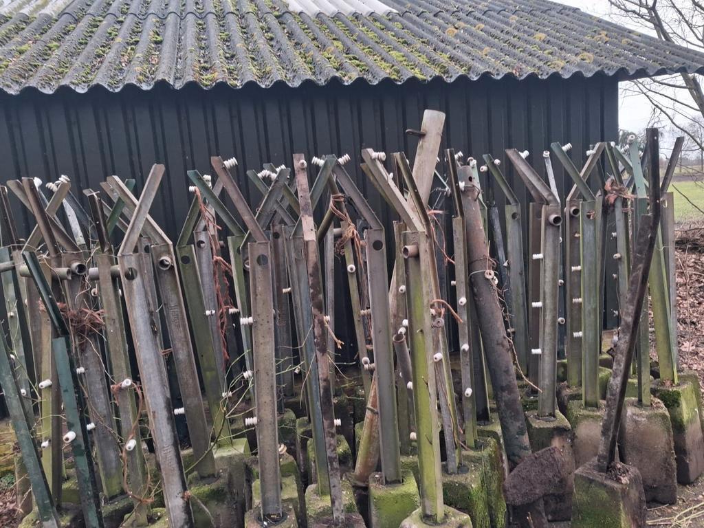 Diverse hekwerkpalen met betonvoet, Tuin en Terras, Ophalen of Verzenden, Gebruikt, IJzer, Overige typen