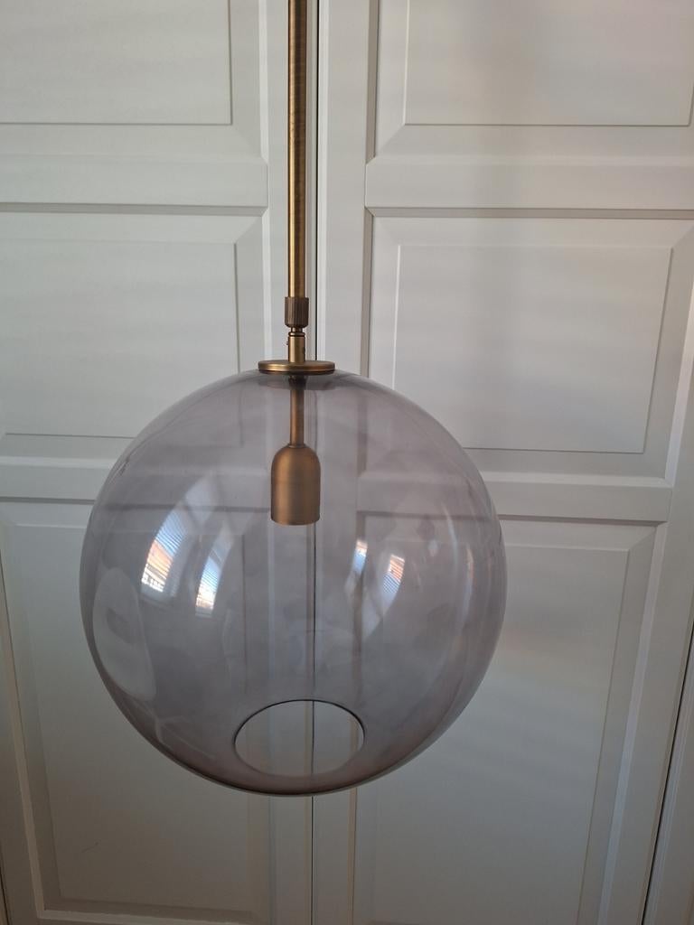 Moderne glazen hanglamp - Smoke grijs met messing details, Huis en Inrichting, Lampen | Hanglampen, Ophalen, Gebruikt, Glas, Minder dan 50 cm