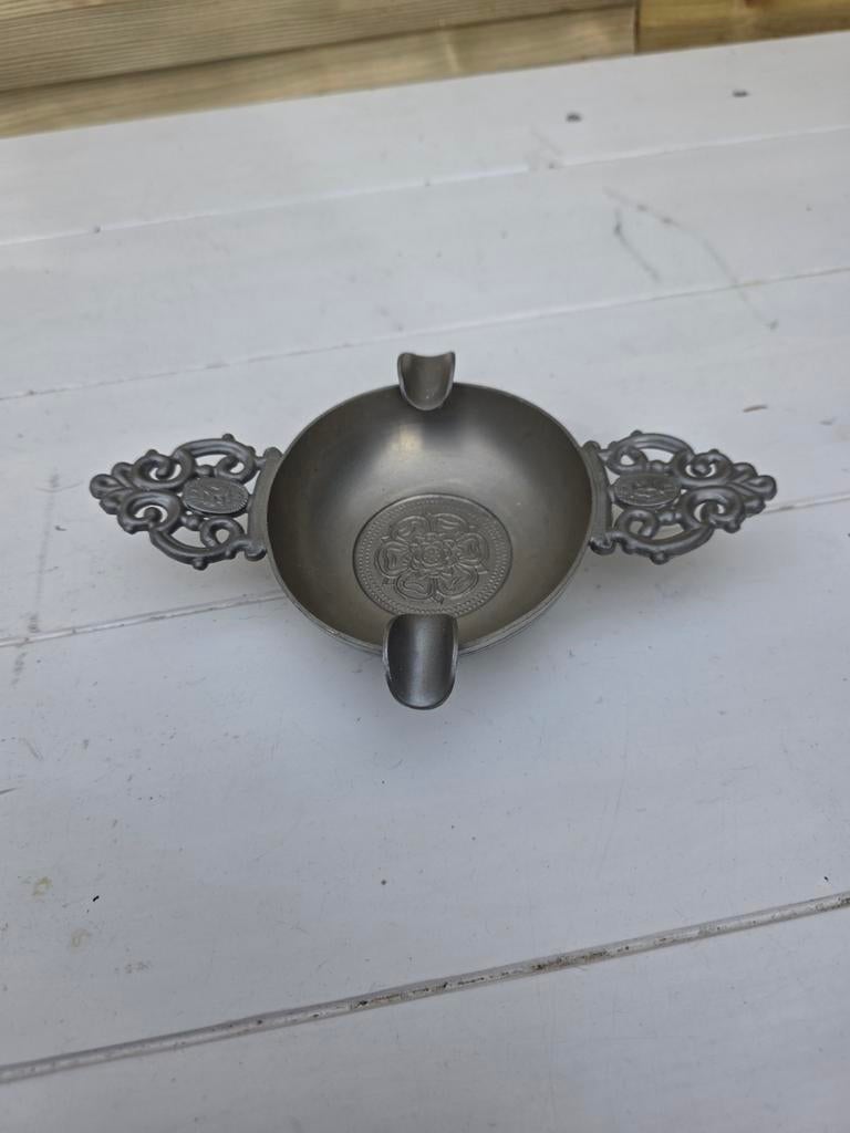 Vintage tinnen asbak met decoratieve handvatten, Antiek en Kunst, Antiek | Tin, Ophalen of Verzenden