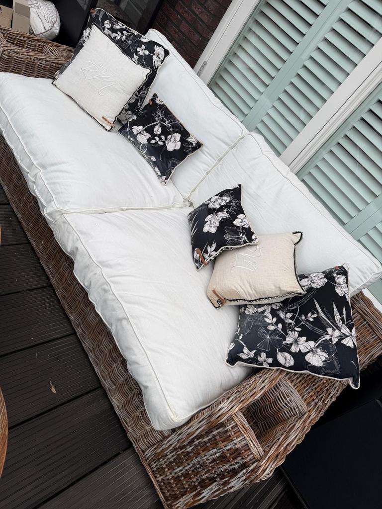 Rotan Hoekbank met Witte Kussens en Zwart-Witte Sierkussens, Huis en Inrichting, Banken | Bankstellen, 250 tot 300 cm, Gebruikt