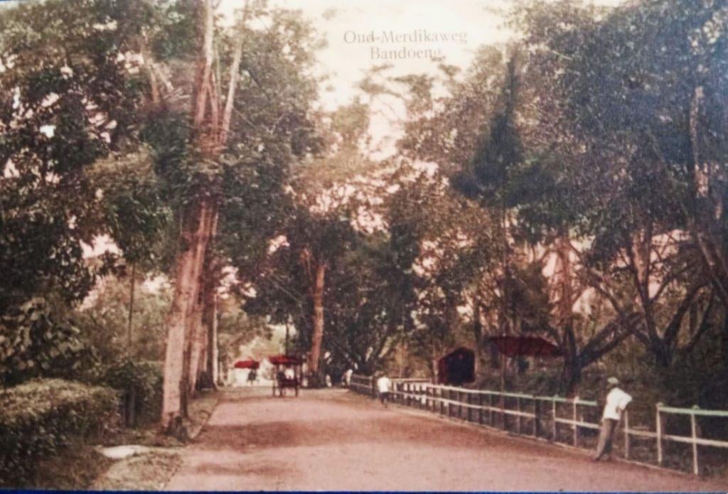 Bandoeng 1923 Mooie afbeelding van de Oud-Merdikaweg, Verzamelen, Ophalen of Verzenden, 1920 tot 1940, Gelopen, Waddeneilanden