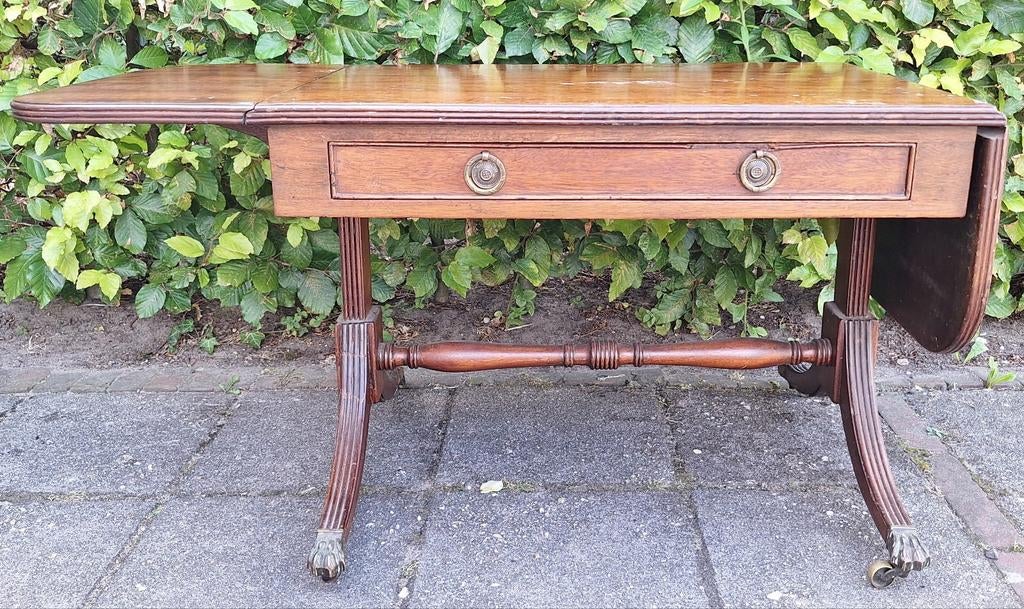 Antiek Engels hangoor tafeltje met koperen leeuwen pootjes, Ophalen, Gebruikt, Vintage, 75 cm of meer