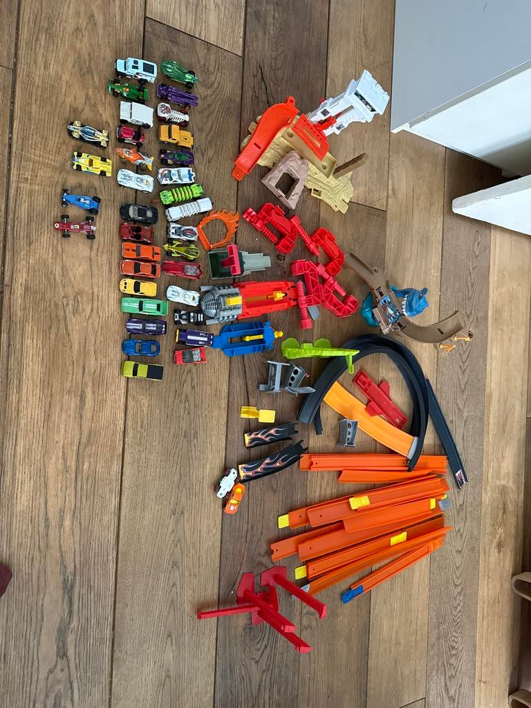 Grote set speelgoedauto's en racebanen, Kinderen en Baby's, Speelgoed | Speelgoedvoertuigen, Ophalen of Verzenden, Gebruikt