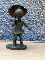 Vintage Tinnen Beeldje Meisje met Paraplu KS 24, Verzamelen, Beelden en Beeldjes, Ophalen of Verzenden, Gebruikt, Mens