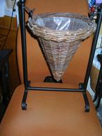 NIEUWE, Mooie, Gave, rieten mand in een metalen standaard., Huis en Inrichting, Woonaccessoires | Schalen en Manden, Mand, Nieuw