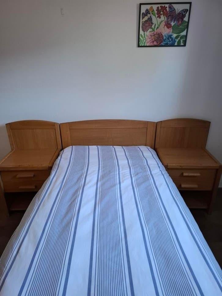 hoog eenpersoonsbed met 2 nachtkasten linnenkast en matras, Huis en Inrichting, Slaapkamer | Bedden, Zo goed als nieuw, Eenpersoons