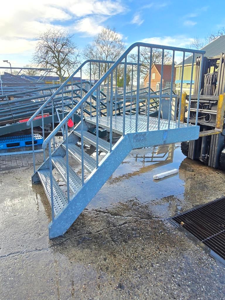 Stalen trap met bordes gegalv. Hoog 1,07 mtr. Nor012, Doe-het-zelf en Verbouw, Ladders en Trappen, Ophalen, 2 tot 4 meter