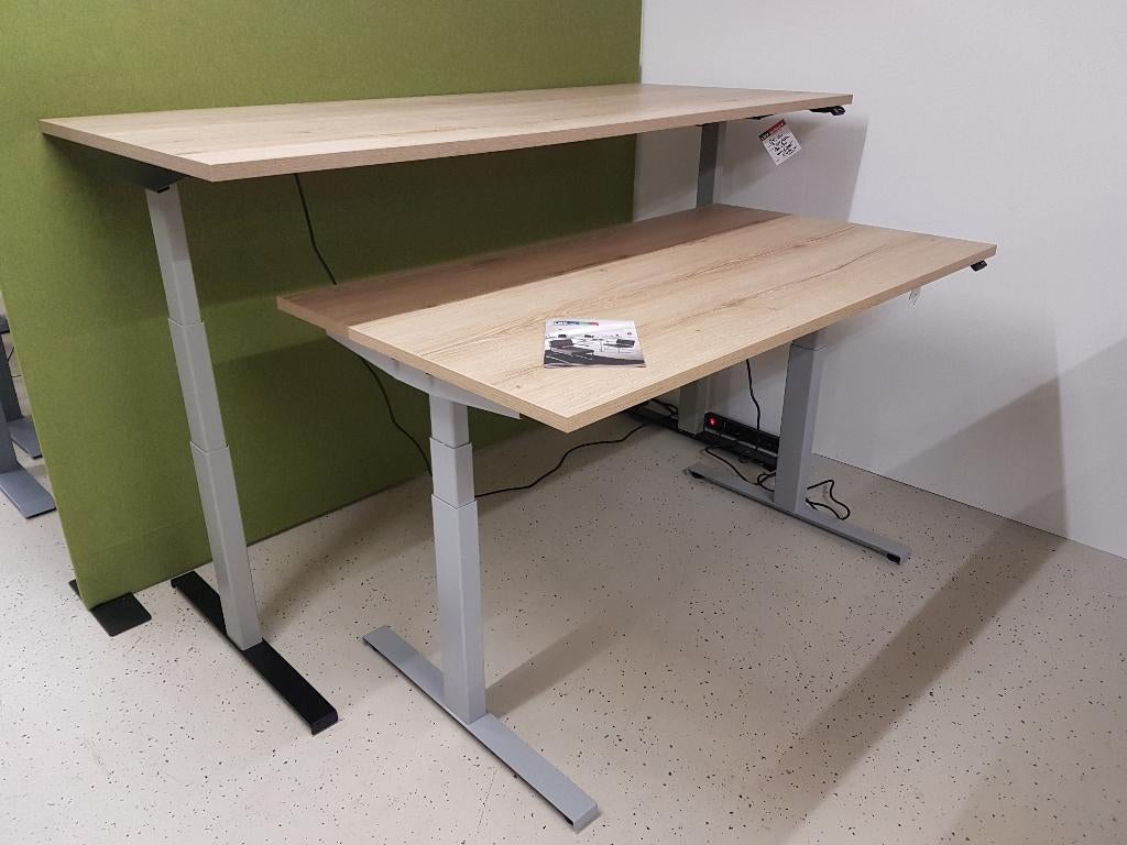 Bureaus zit/sta elektrisch verstelbaar, Ophalen of Verzenden, Elektrisch, Zo goed als nieuw