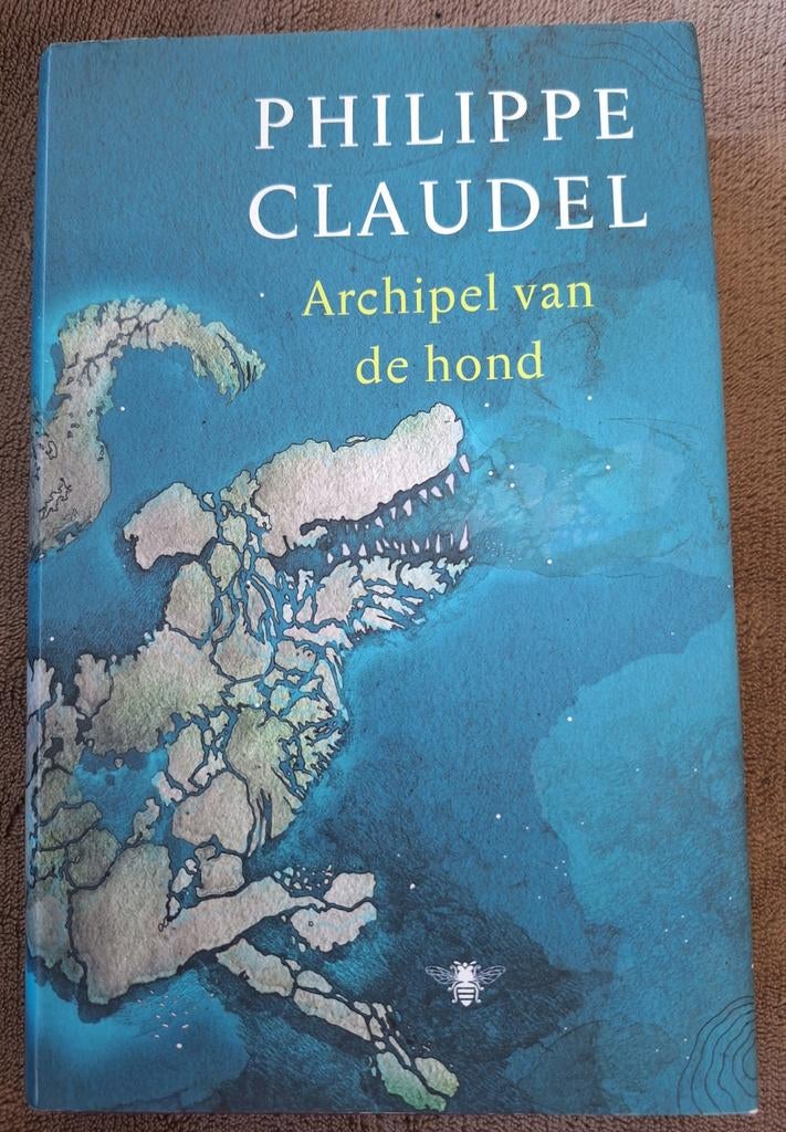 IZGS HC Philippe Claudel - Archipel van de hond, Europa overig, Philippe Claudel, Ophalen of Verzenden, Zo goed als nieuw