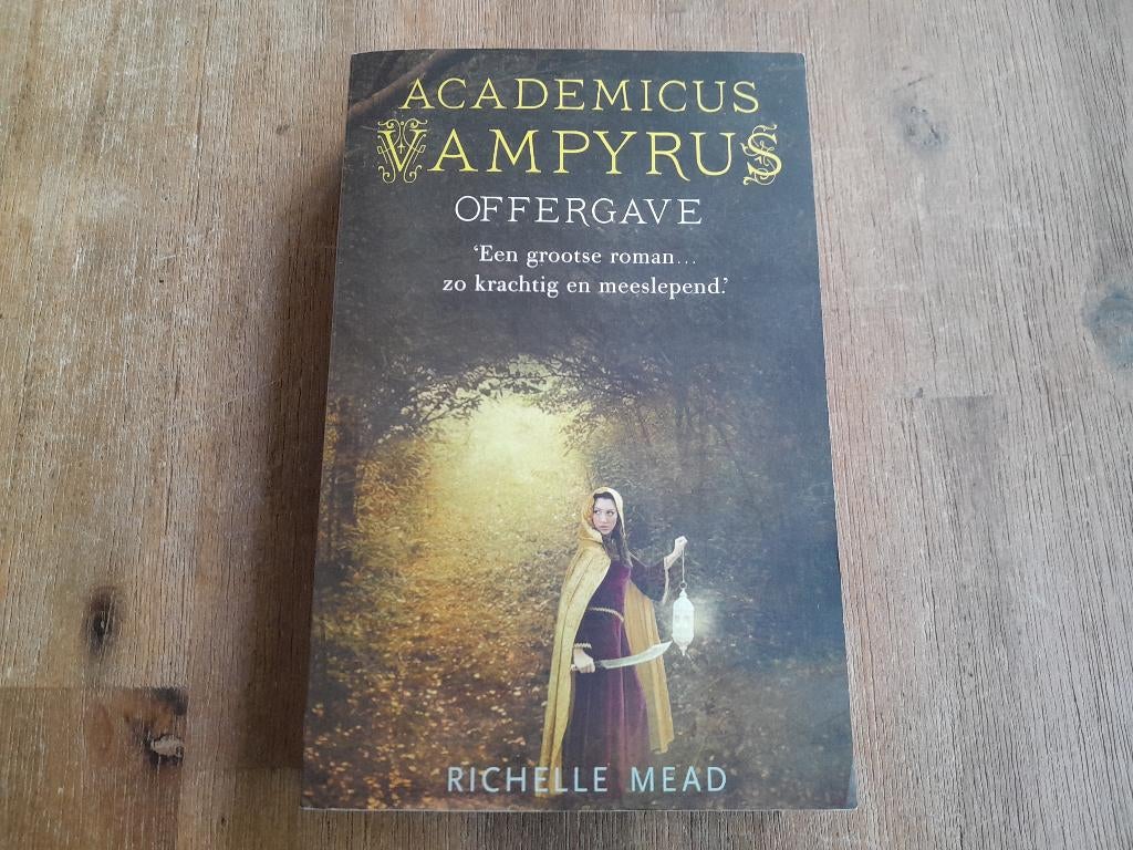 Richelle Mead/ Offergave - DL6 Academicus Vampyrus, Boeken, Ophalen of Verzenden, Gelezen