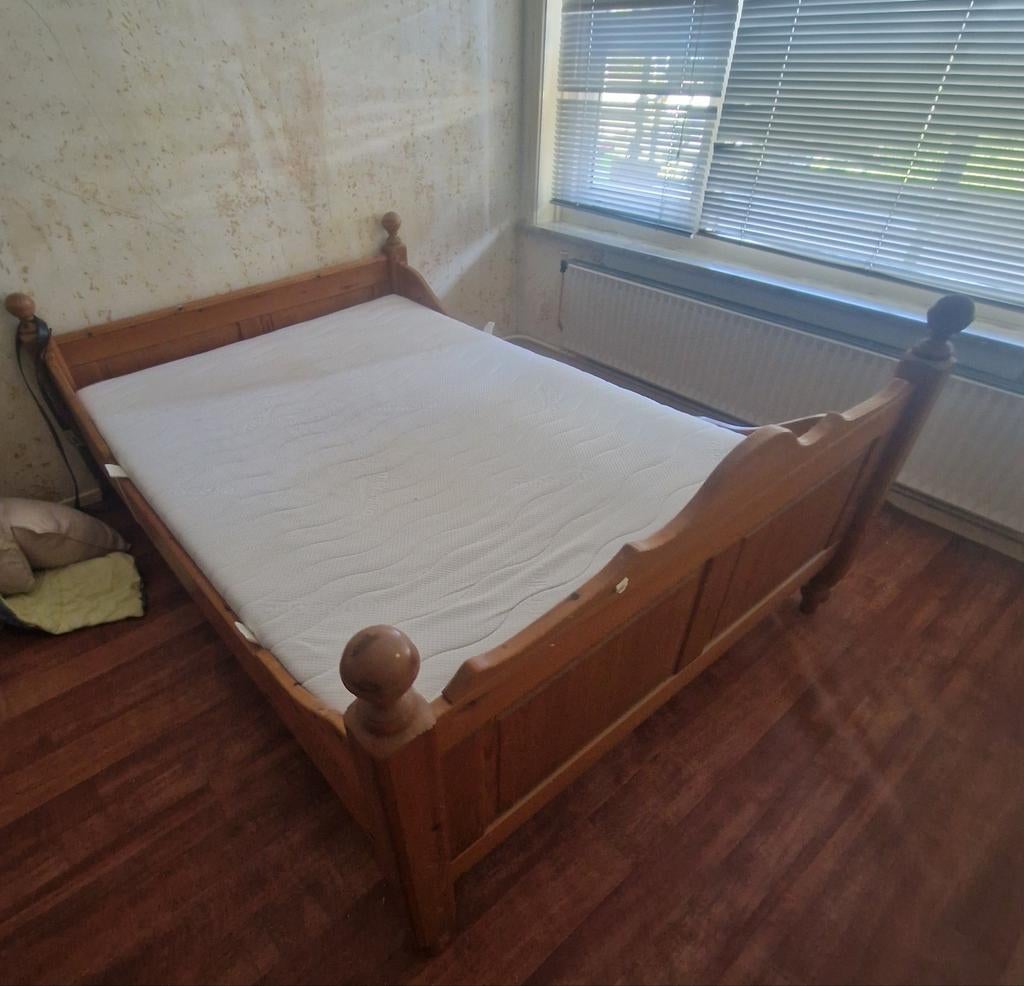 Bed en kast gratis, Antiek en Kunst, Antiek | Meubels | Bedden, Ophalen of Verzenden