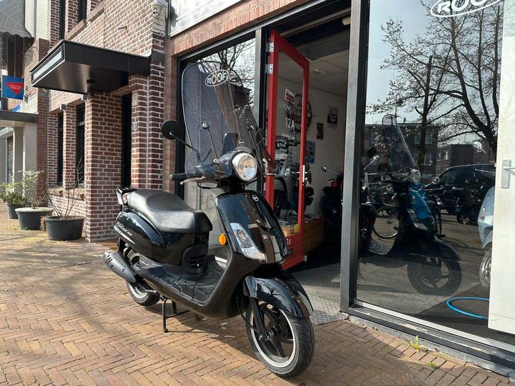 Sym Fiddle II 2 25 25km 1e eigenaar lage km snor snorscooter, Fietsen en Brommers, Scooters | SYM, Zo goed als nieuw, Fiddle, Benzine