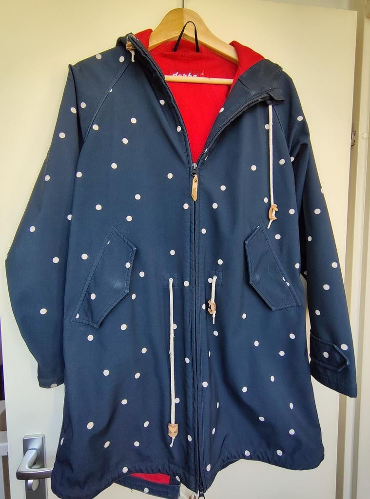 Rode fleece gevoerde regenjas met stippen maat 40, Maat 38/40 (M), Derbe, Ophalen of Verzenden, Gedragen