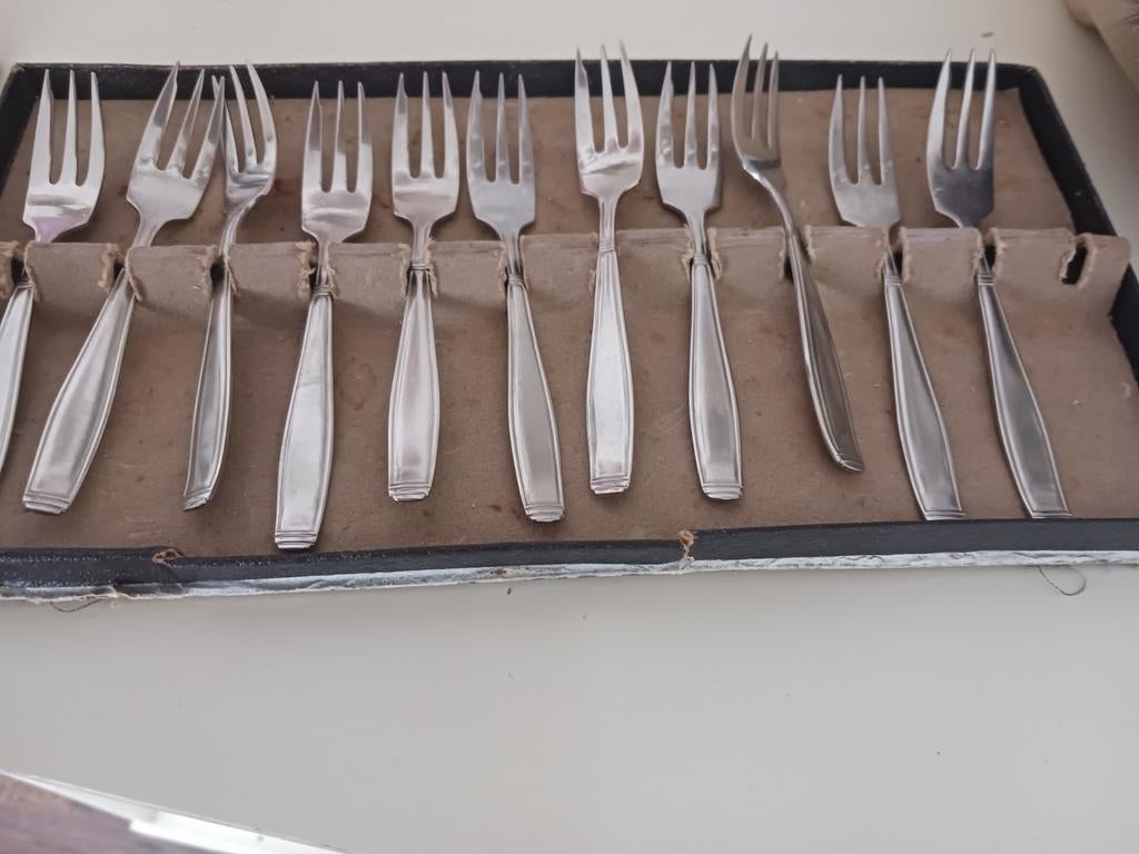 Veel  spullen  voor de  rommelmarkt, Ophalen, Zo goed als nieuw