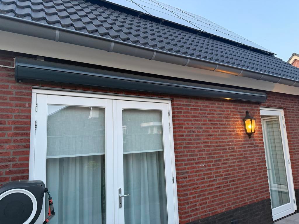 Zonnescherm Malibu gesloten cassette, elektrisch, Tuin en Terras, Zonneschermen, Zo goed als nieuw, Knikarmscherm, 150 tot 300 cm