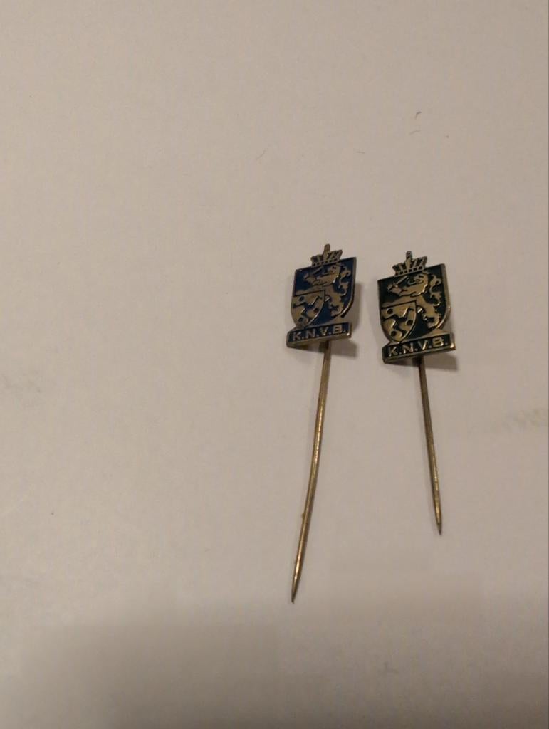 Vintage KNVB Speldjes - Set van 2, Verzamelen, Speldjes, Pins en Buttons, Ophalen of Verzenden, Gebruikt, Sport, Speldje of Pin