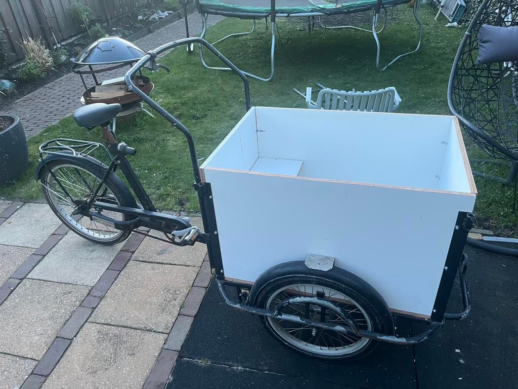 Te koop bakfiets van fietsfabriek met nieuwe okume bak er op, Fietsen en Brommers, Ophalen of Verzenden, Zo goed als nieuw