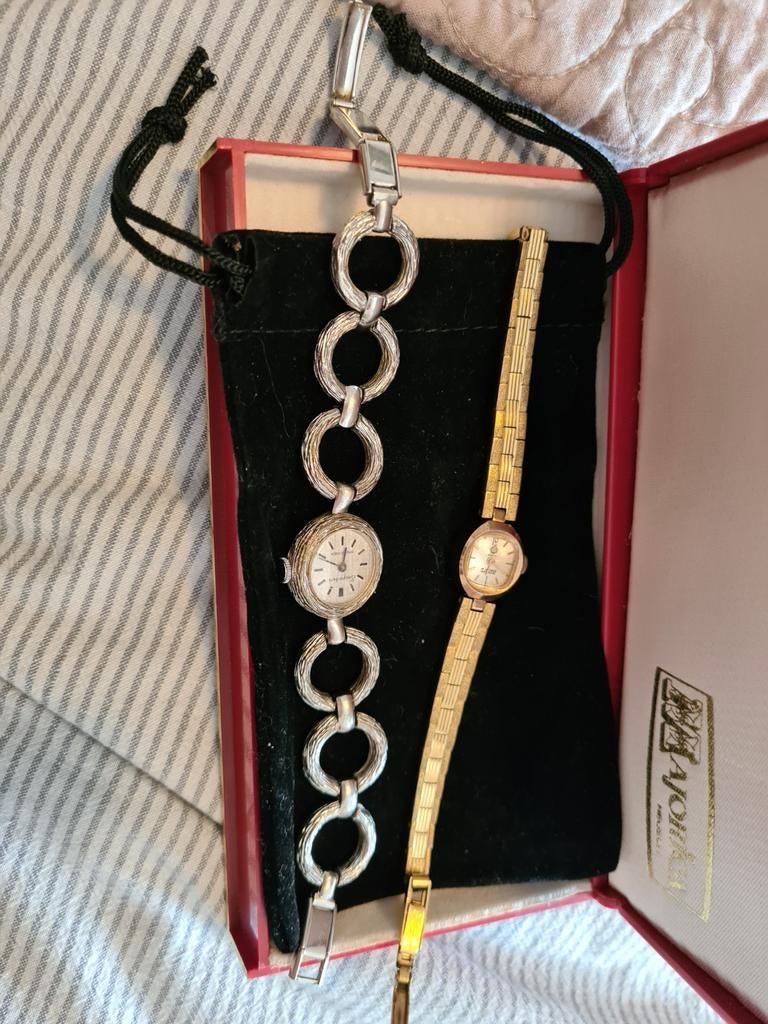 Twee dameshorloges, één zilverkleurig, één goudkleurig, Ophalen of Verzenden