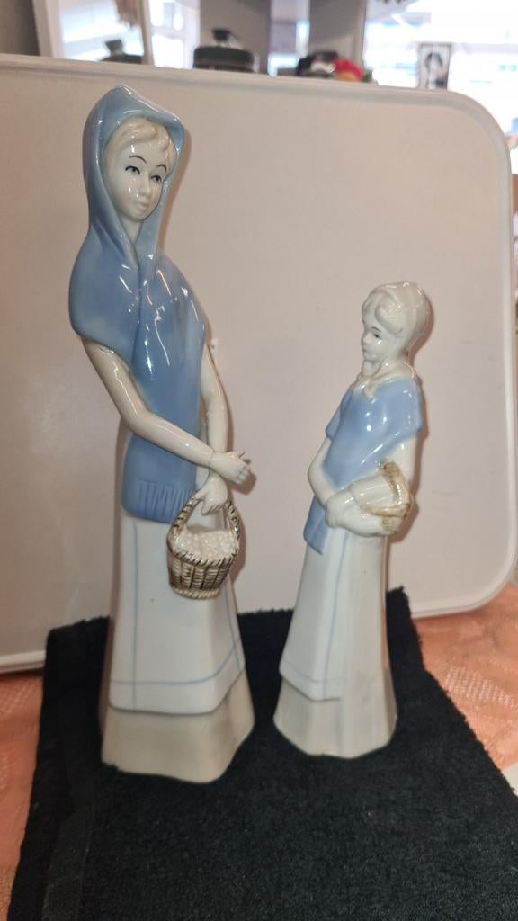 2 vrouwen met mand Lladro Nao-stijl, Verzamelen, Beelden en Beeldjes, Ophalen of Verzenden, Zo goed als nieuw, Mens